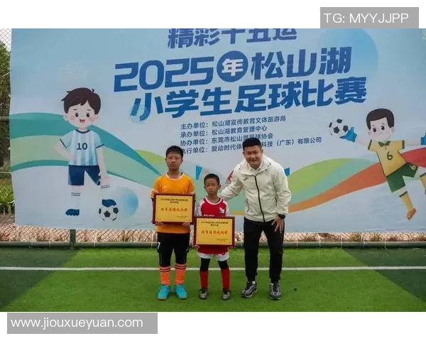 小孩与球星同场竞技足球梦启航在绿茵场上展现无限可能 小孩与球星同场竞技足球梦启航在绿茵场上展现无限可能