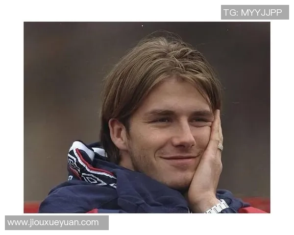 足球球星与生日蜡烛相伴 这份祝福超越了赛场的激情与荣耀 足球球星与生日蜡烛相伴 这份祝福超越了赛场的激情与荣耀